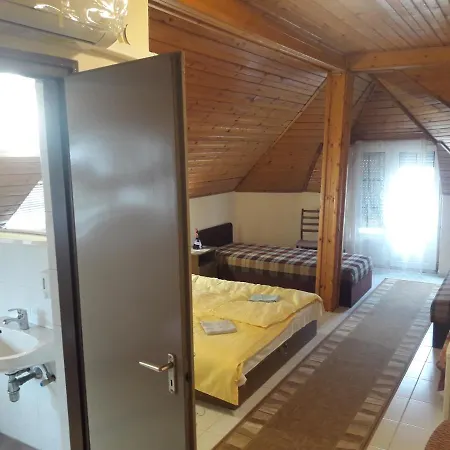 Centrum Panzio Lelle Bed & Breakfast *